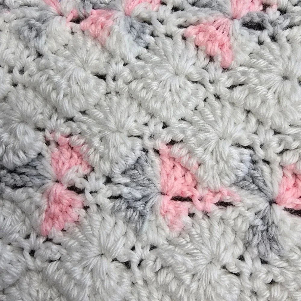 Handmade Crochet Baby‎ Blanket White Pink Gray Shell Stitch Scalloped Edge 35x43